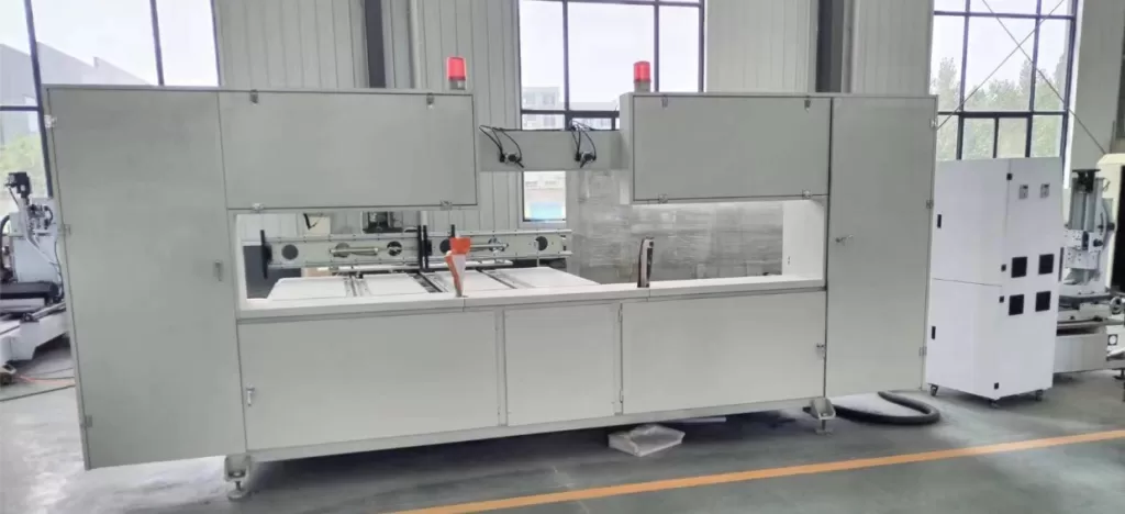 Endlos-Diamantseilsägemaschine ist eine perfekte Werkzeugmaschine für Präzisionsschnitte Industrial diamond wire cutting machine in a production workshop
