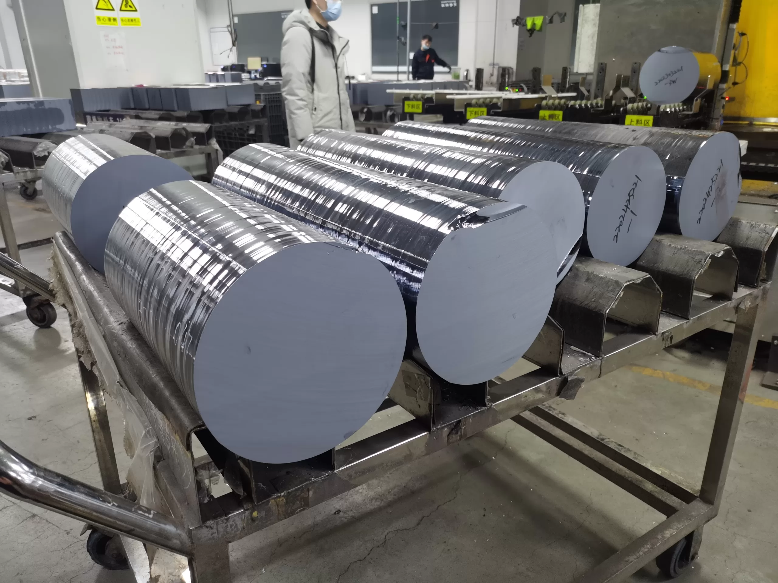 エンドレスダイヤモンドワイヤーソーマシンは、精密切断に最適な工作機械です。 シリコン切断機