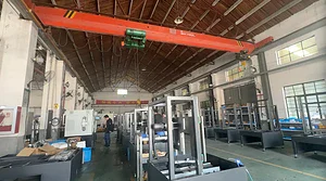 Proceso de nivelación de precisión de una sierra de hilo industrial utilizando un nivel de precisión