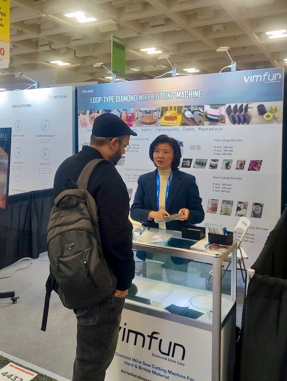 Khách hàng đến thăm xưởng cắt kính quang học