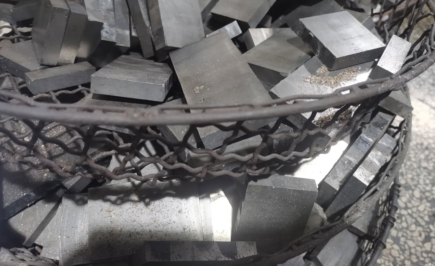 Découpe d'aimants NdFeB frittés au fil diamanté