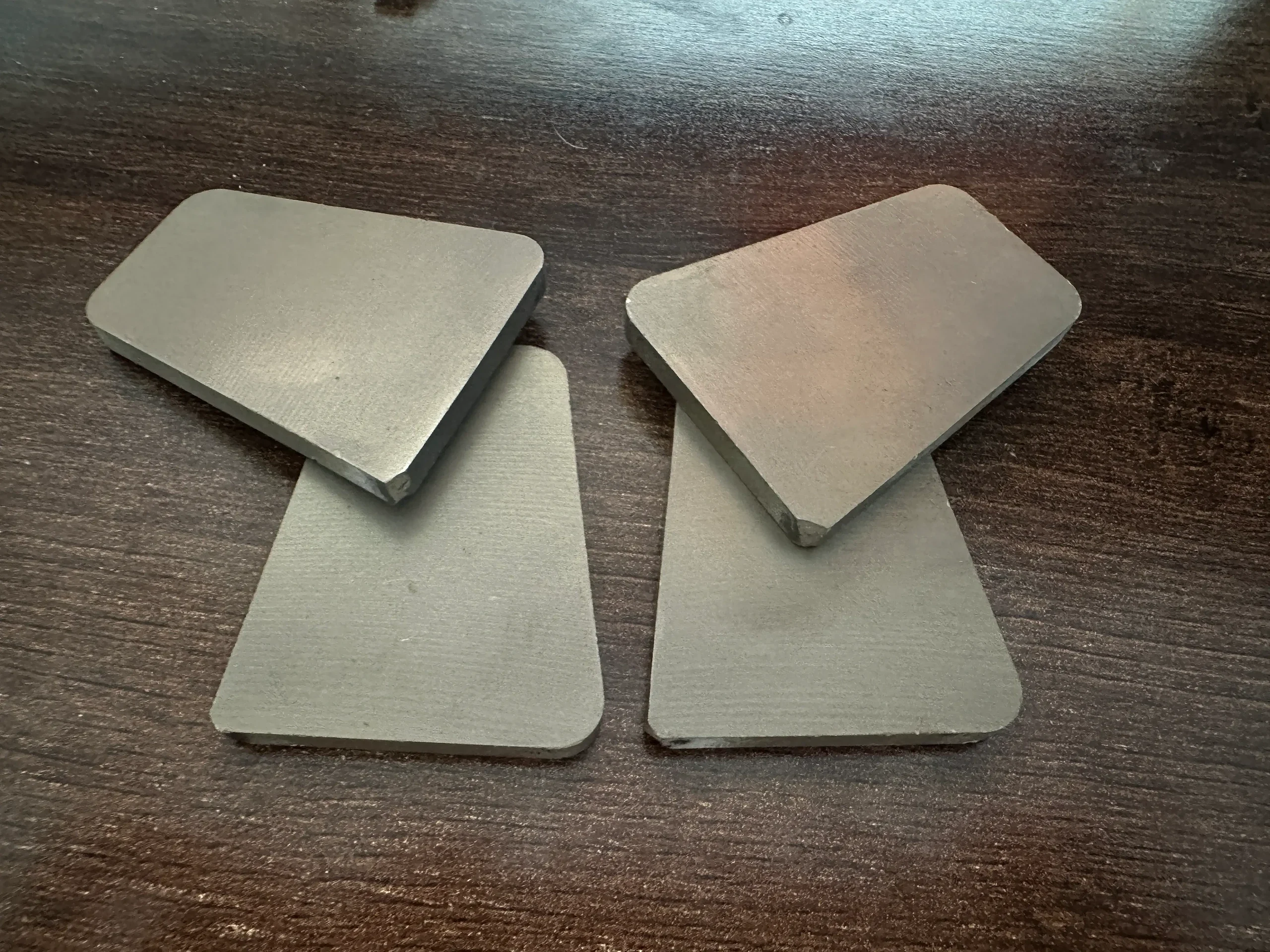 La scie à câble diamanté sans fin est une machine-outil parfaite pour les coupes de précision. Trapezoidal NdFeB blank cutting with diamond wire saw for magnetic material sample preparation