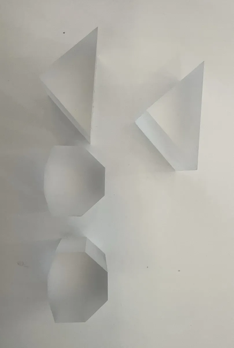 끝없는 다이아몬드 와이어 톱 기계는 정밀 절단을위한 완벽한 공작 기계입니다. Shape-cut samples with side walls perpendicular to the worktable