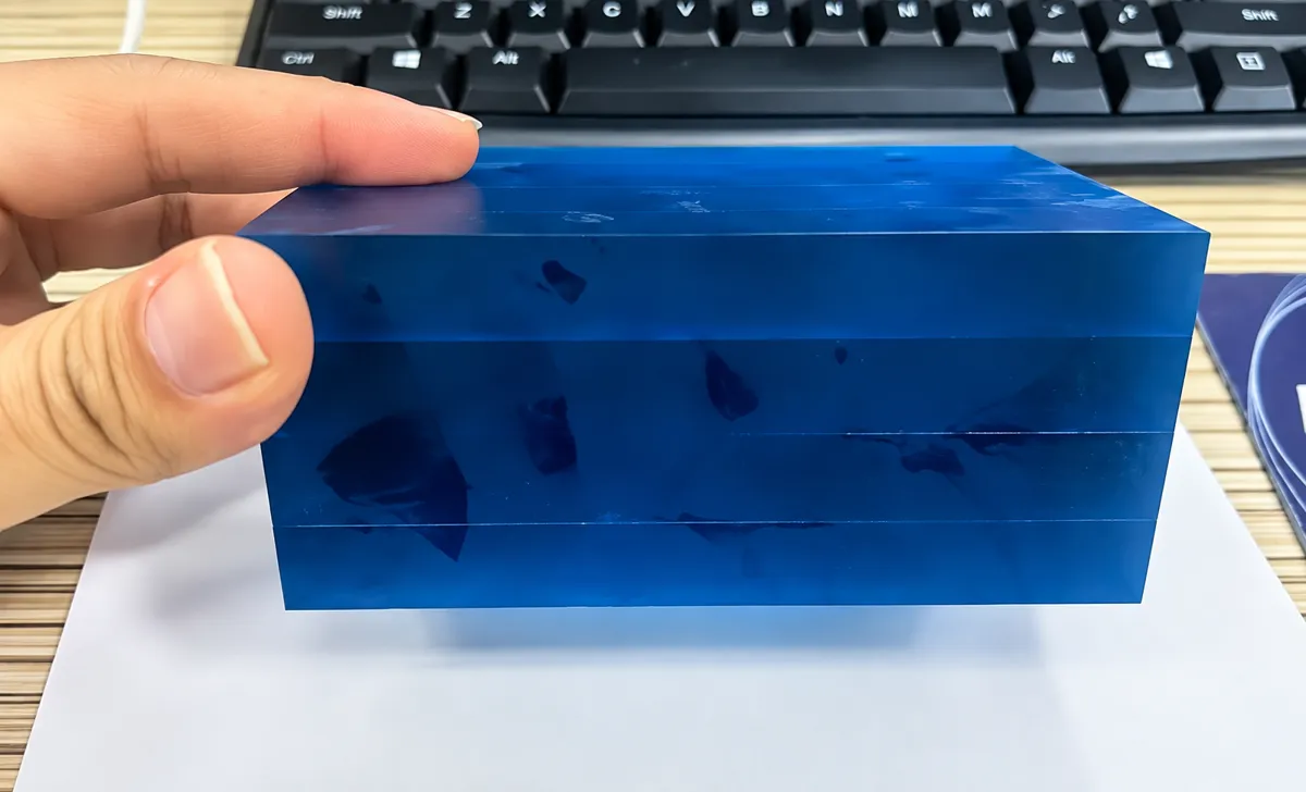 끝없는 다이아몬드 와이어 톱 기계는 정밀 절단을위한 완벽한 공작 기계입니다. Slices cut to set thickness on the SV 12 vertical diamond wire saw
