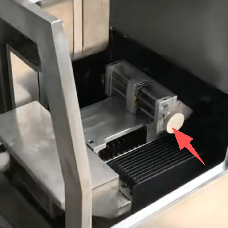 끝없는 다이아몬드 와이어 톱 기계는 정밀 절단을위한 완벽한 공작 기계입니다. Standard vise holding a small cylindrical workpiece on the SV 12 worktable